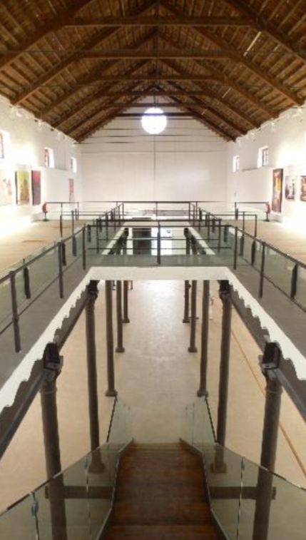 sala exposiciones escalera