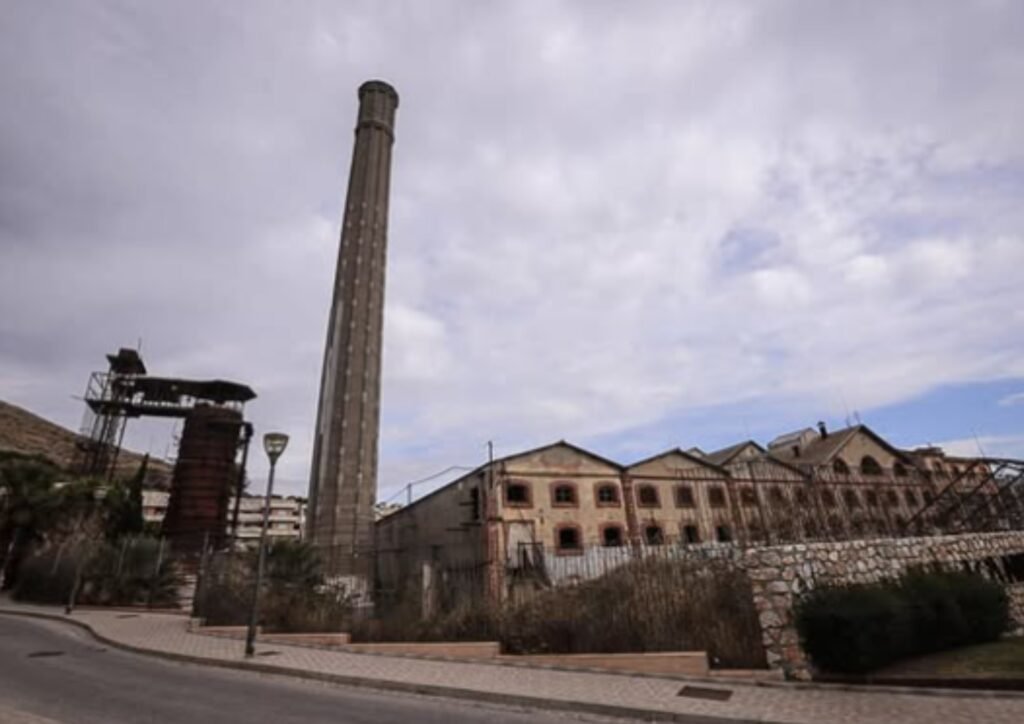 En la Fábrica del Pilar, esa concepción arquitectónica sigue siendo visible más de un siglo después. Sus naves, la monumental chimenea, la Calera y el resto de edificaciones conforman un conjunto patrimonial de enorme valor histórico que permite comprender cómo era la arquitectura industrial del siglo XIX y el papel que desempeñó en el desarrollo económico de Motril.